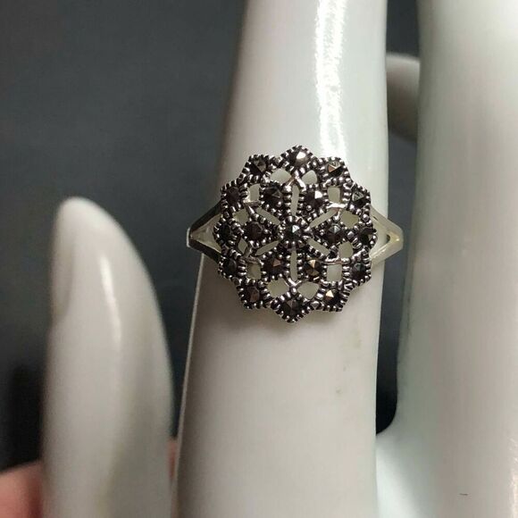 2613 Sterling Silver 925 signed TH FLower starburst marcasite ring sz 7 - Picture 1 of 2